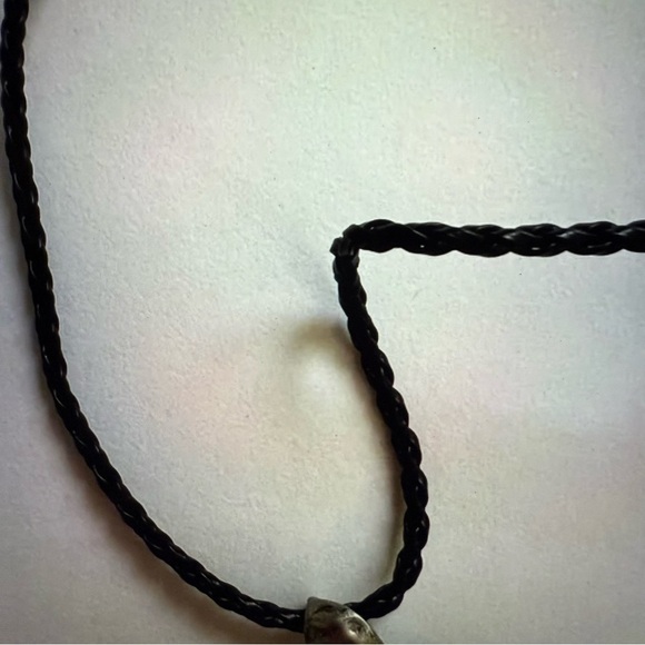 Elegant Silver gold and Black Pendant Necklace - Picture 4 of 6